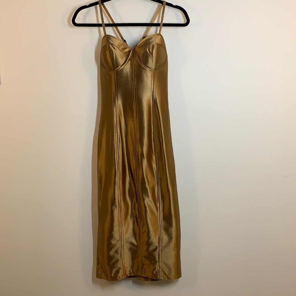 Gold body on dress Tesexe